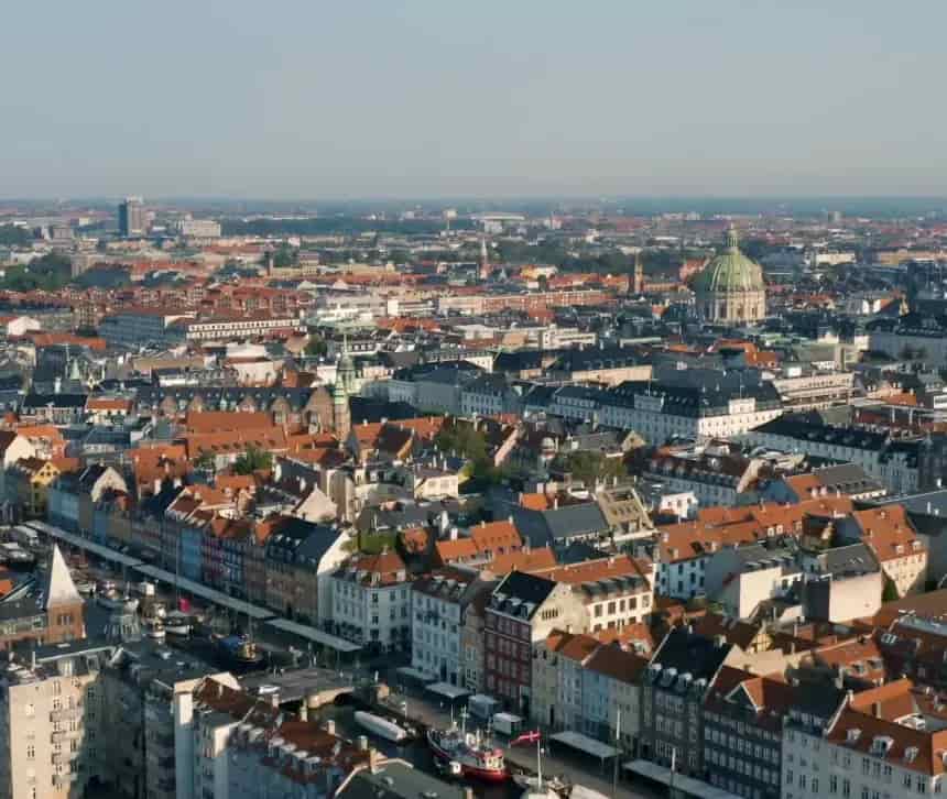 Facade på klassisk bymæssig ejendom — TXM erhverver og udvikler fast ejendom i København, langs Køge Bugt og i Nordsjælland