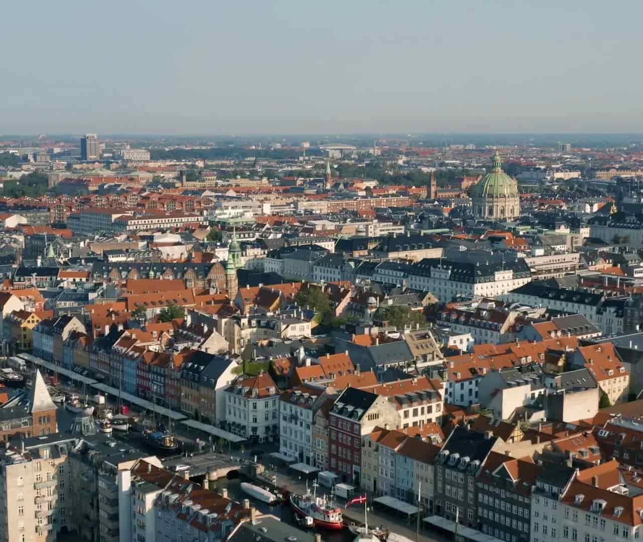 Facade på klassisk bymæssig ejendom — TXM erhverver og udvikler fast ejendom i København, langs Køge Bugt og i Nordsjælland