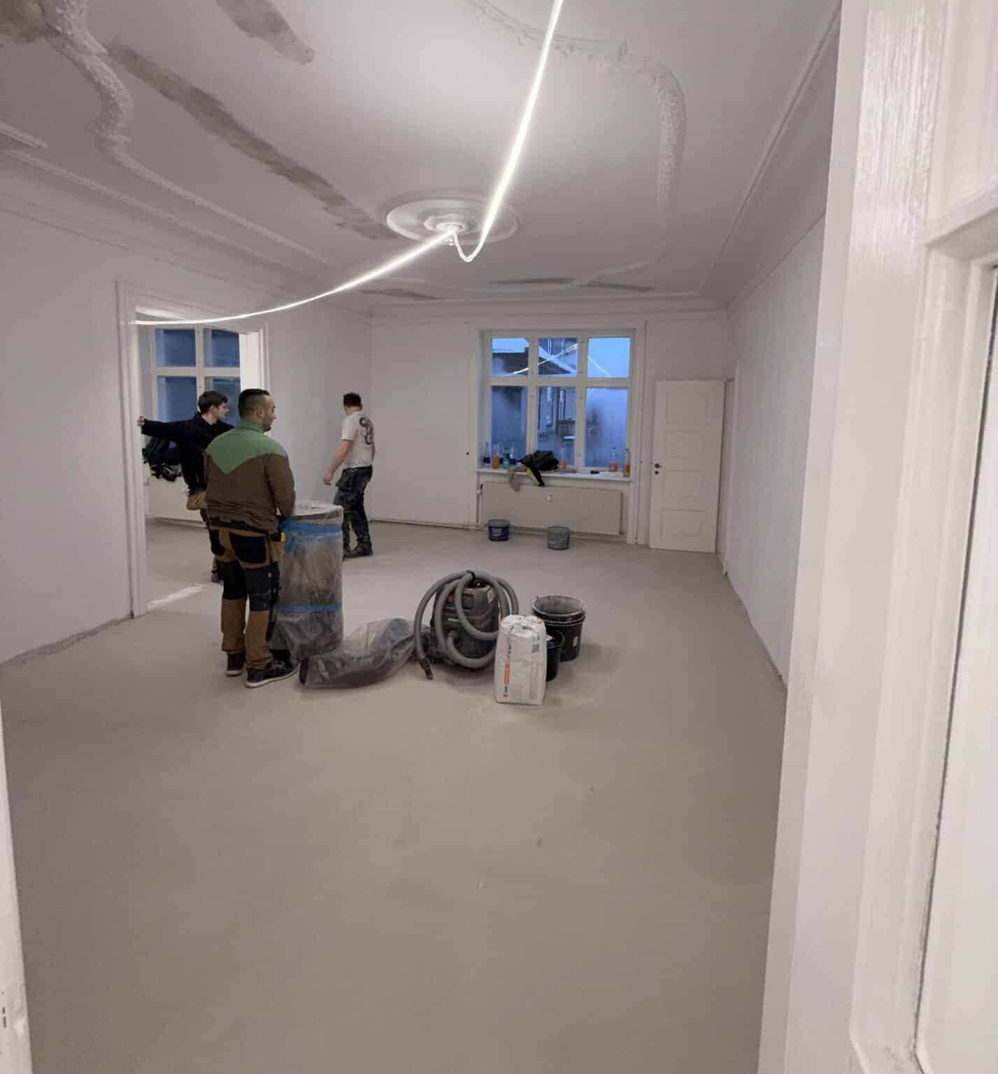 Gulvrenovering: Fra 15 cm niveauforskel til perfekt fundament